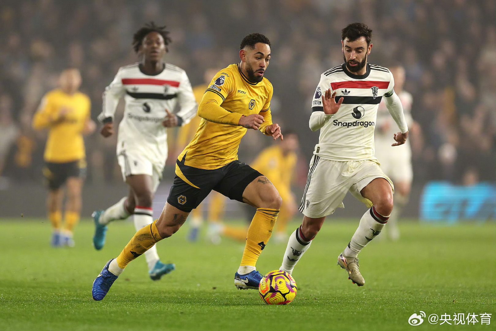 爱游戏体育下载-关于曼联训练开放日；冲刺阶段远射贴柱引欢呼；德国杯在即；更衣室氛围转暖的信息